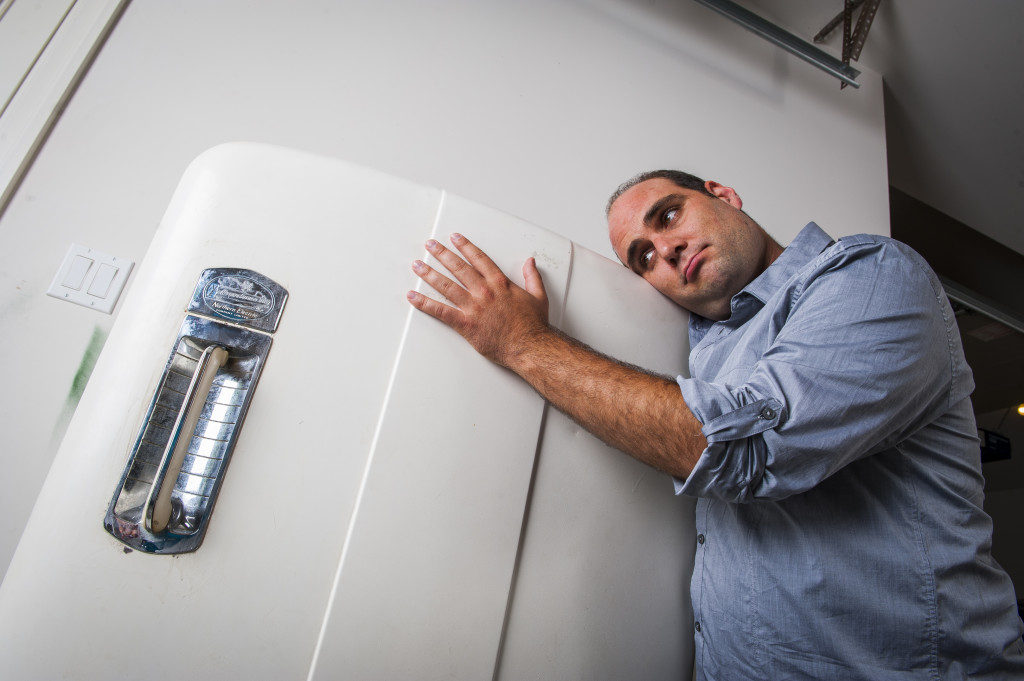 Почему гудит холодильник